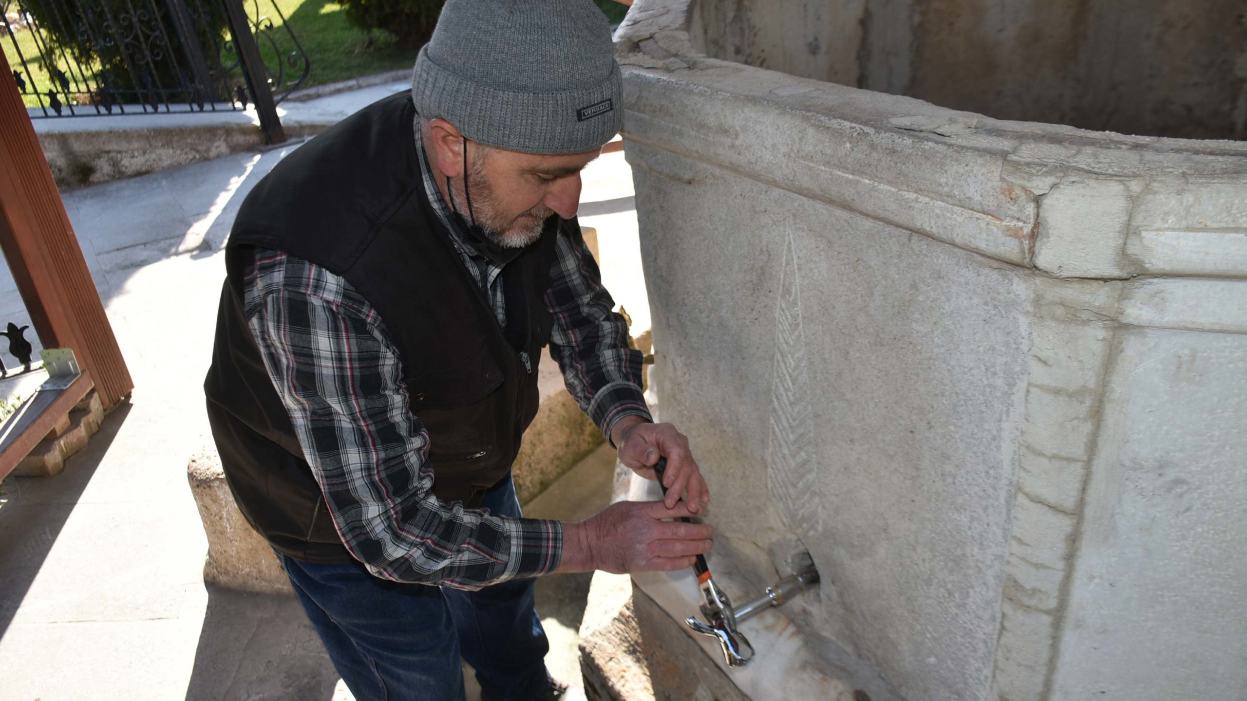 Tarihi caminin muslukları ikinci kez çalındı
