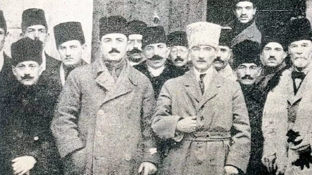 Türkiye cumhuriyeti tarihinin ilk muhalefet partisi terakkiperver cumhuriyet fırkasıdır. Kurucuları “kazım karabekir, rauf orbay, ali fuat cebesoy, refet bele” dir.