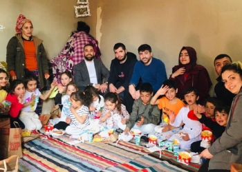 Çocuklara ne istediklerini sorduk. Aldığımız cevap ise hepimizin yüreğine dokunacak nitelikteydi. Ne oyuncak ne kıyafet… İstedikleri sadece hamburger yemekti.