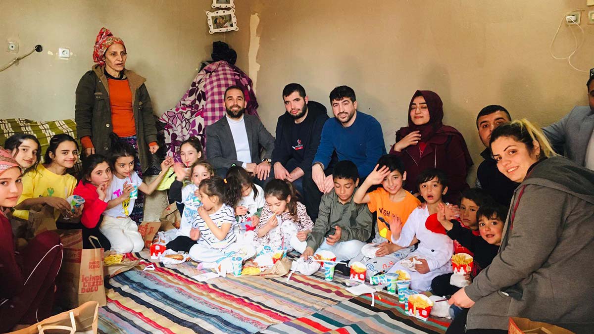 Çocuklara ne istediklerini sorduk. Aldığımız cevap ise hepimizin yüreğine dokunacak nitelikteydi. Ne oyuncak ne kıyafet… İstedikleri sadece hamburger yemekti.