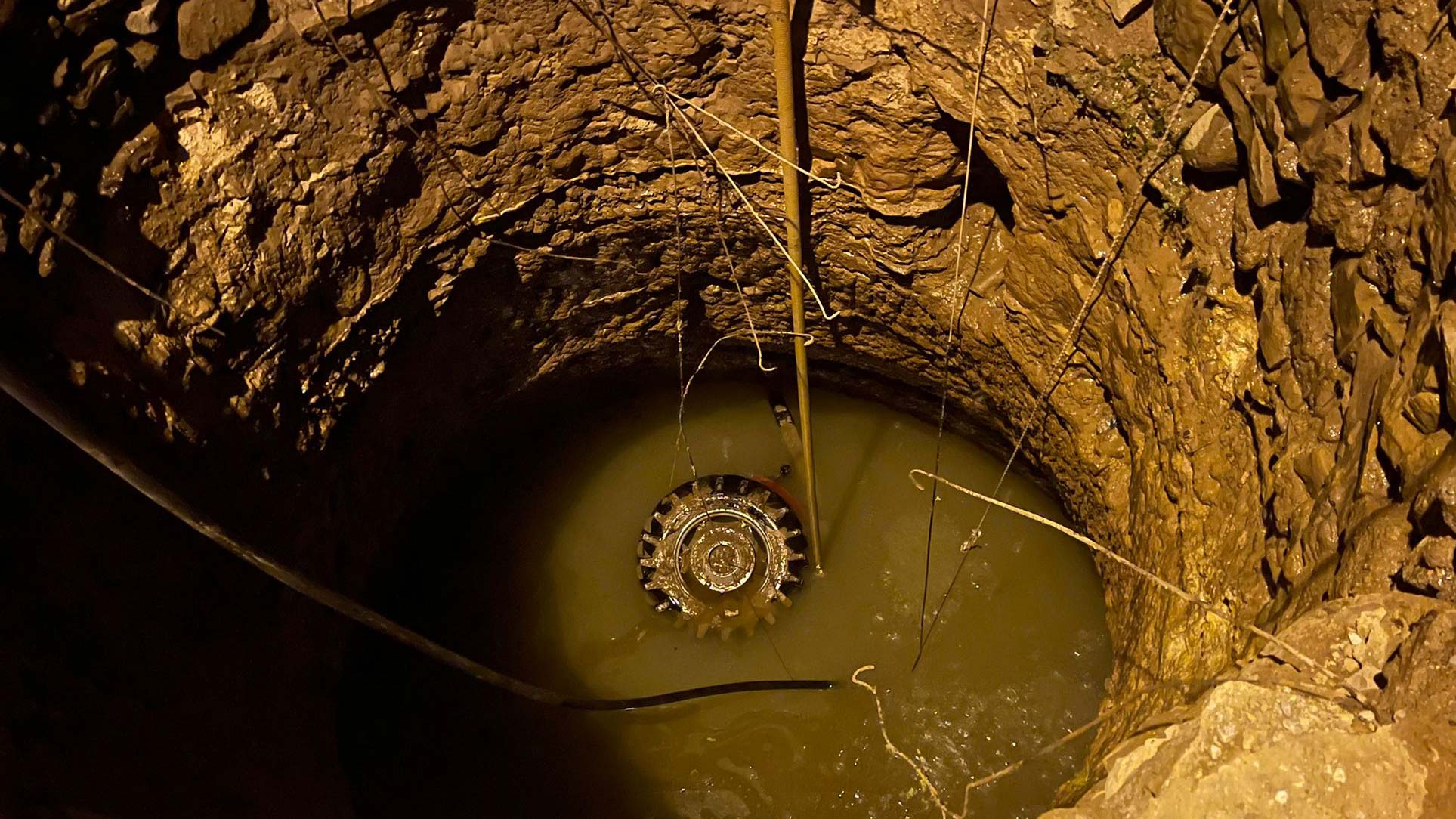 Traktörle 12 metrelik kuyuya düştü