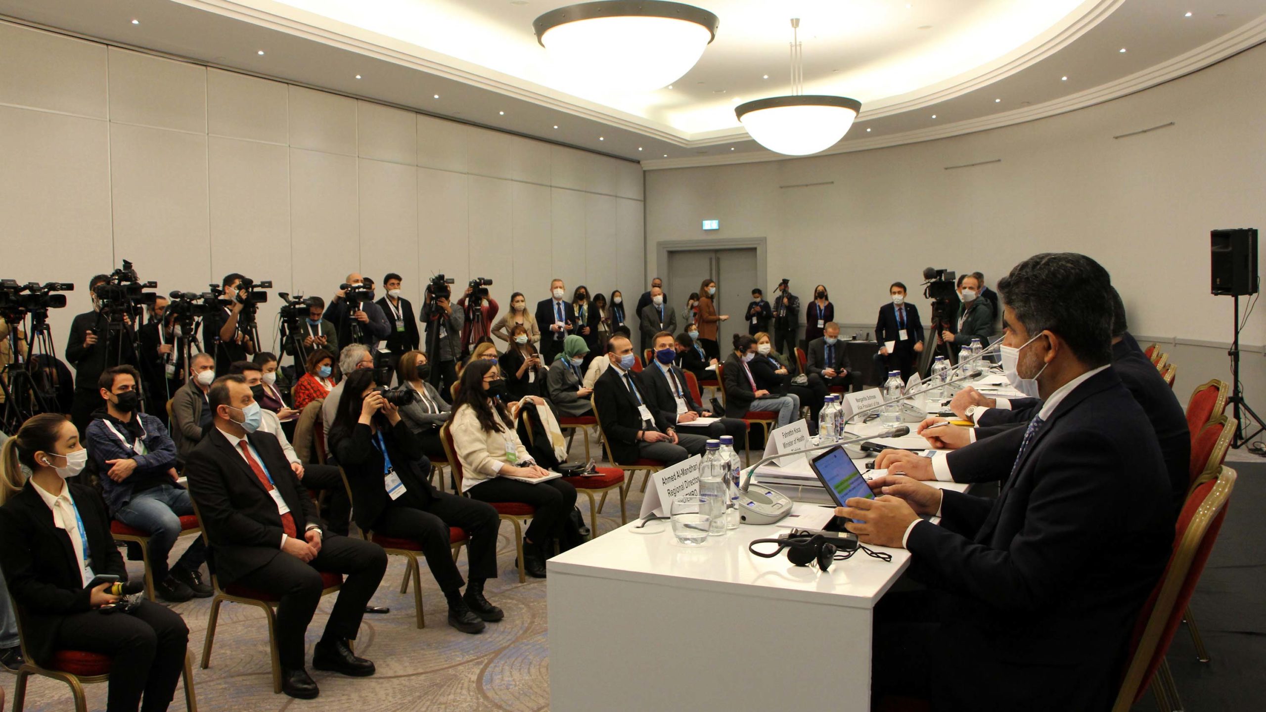 Türkiye pasaport rengine bakmadan yardım ediyor