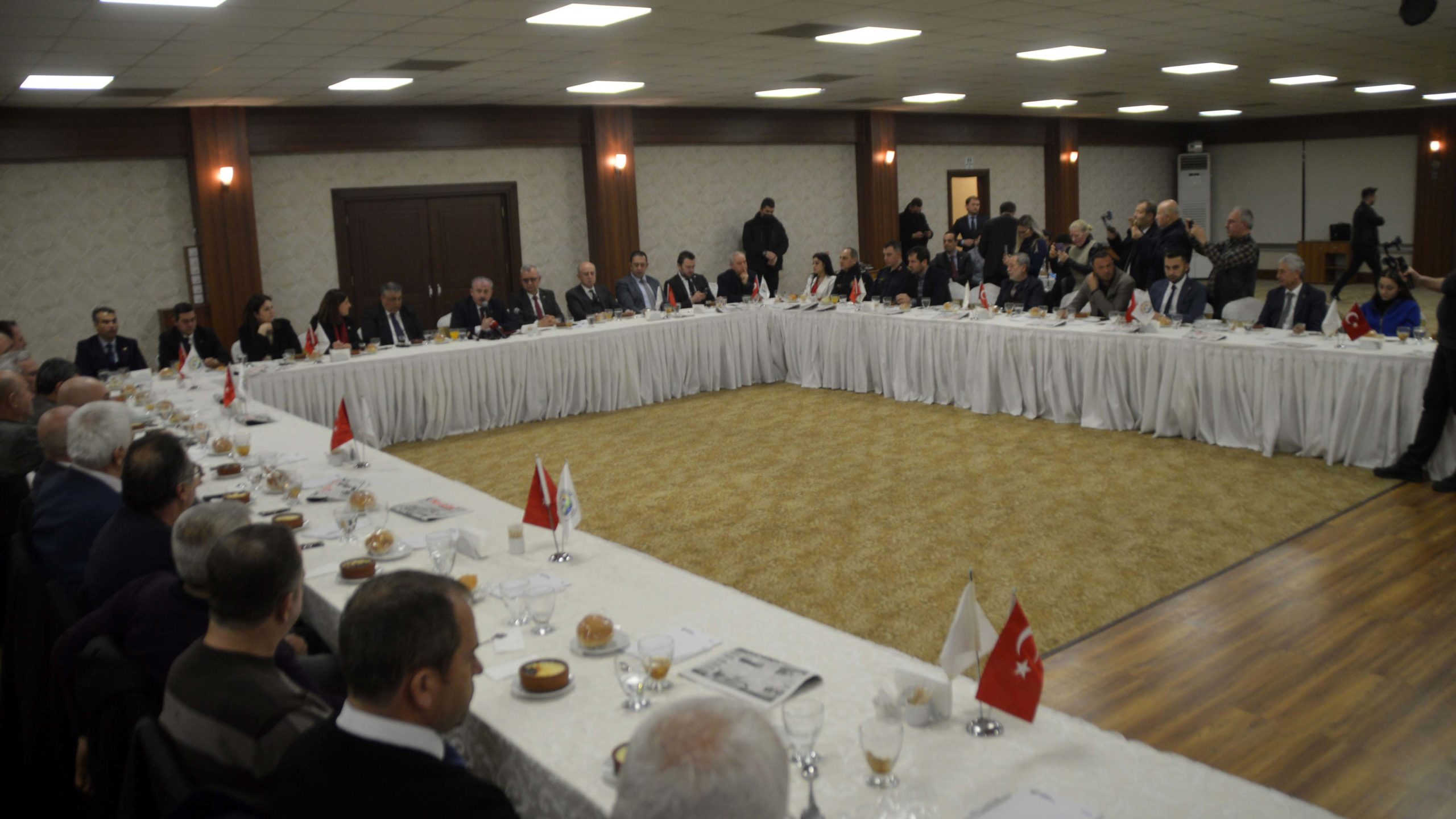 Türkiye savaşla barış arasında da bir köprü