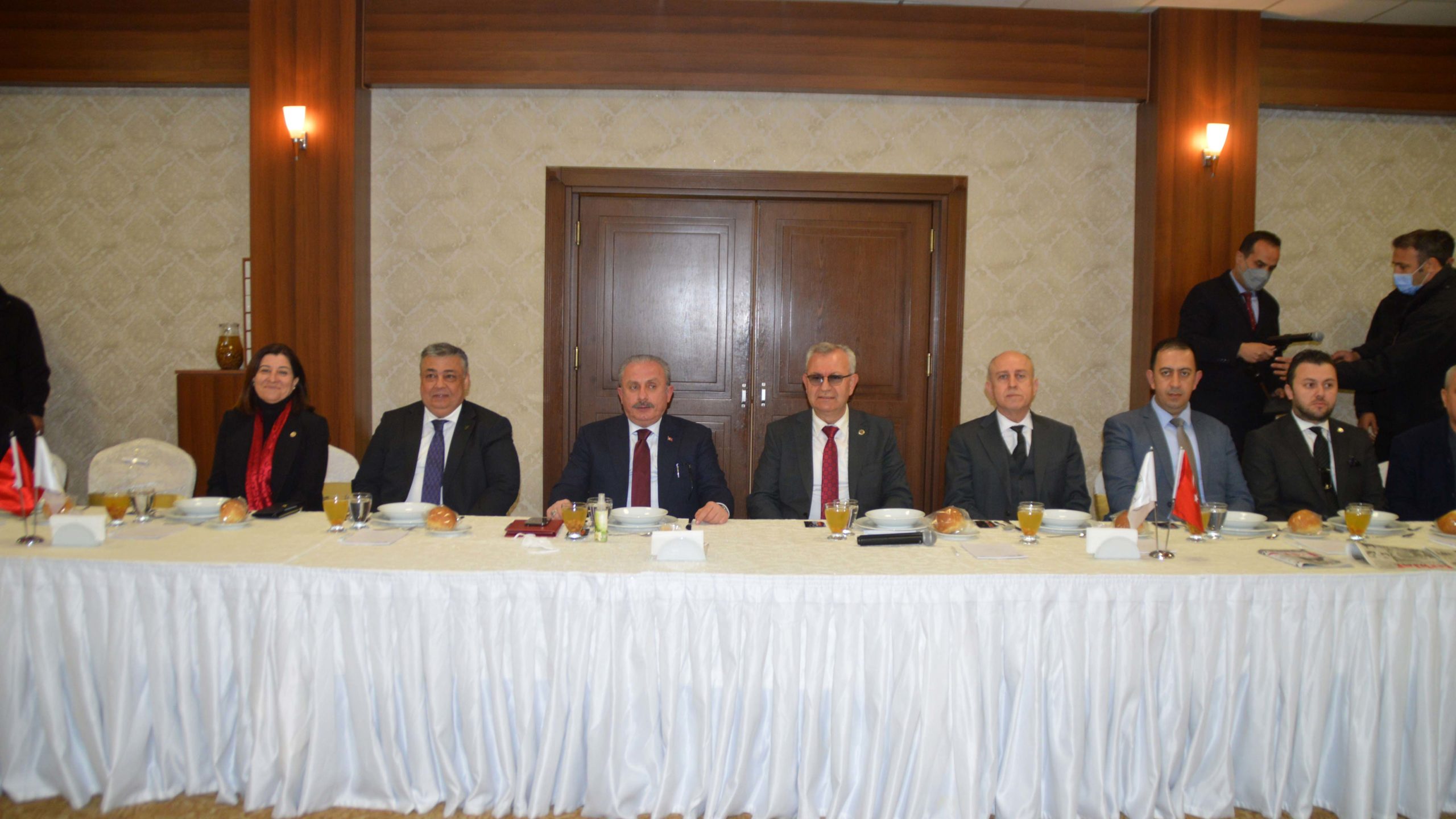 Türkiye savaşla barış arasında da bir köprü