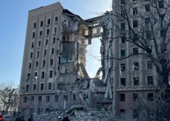 Ukrayna'da bombalanan binanın ortası çöktü
