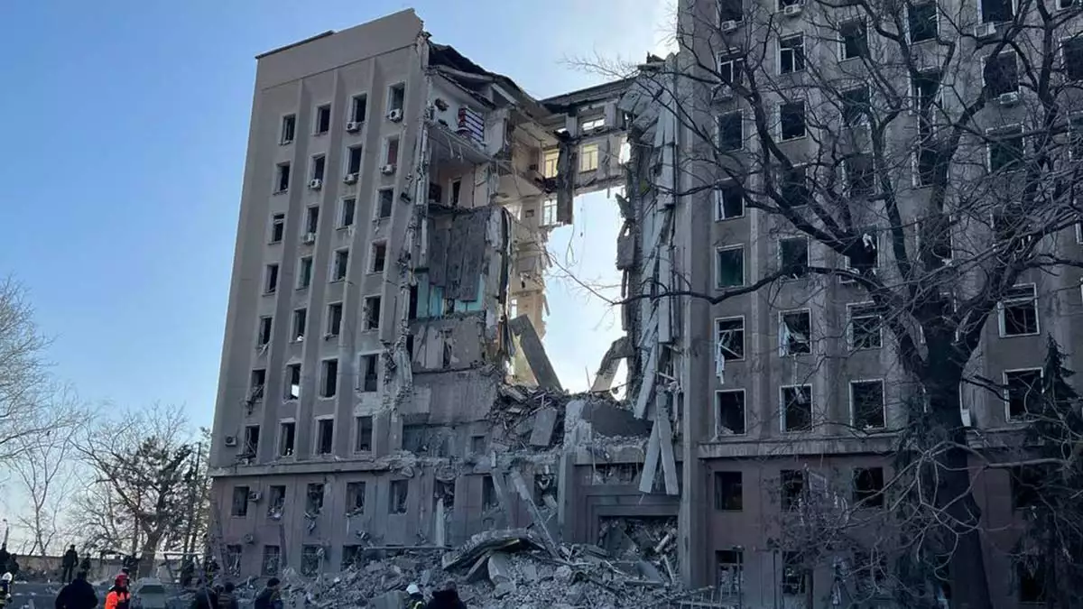 Ukrayna'da bombalanan binanın ortası çöktü