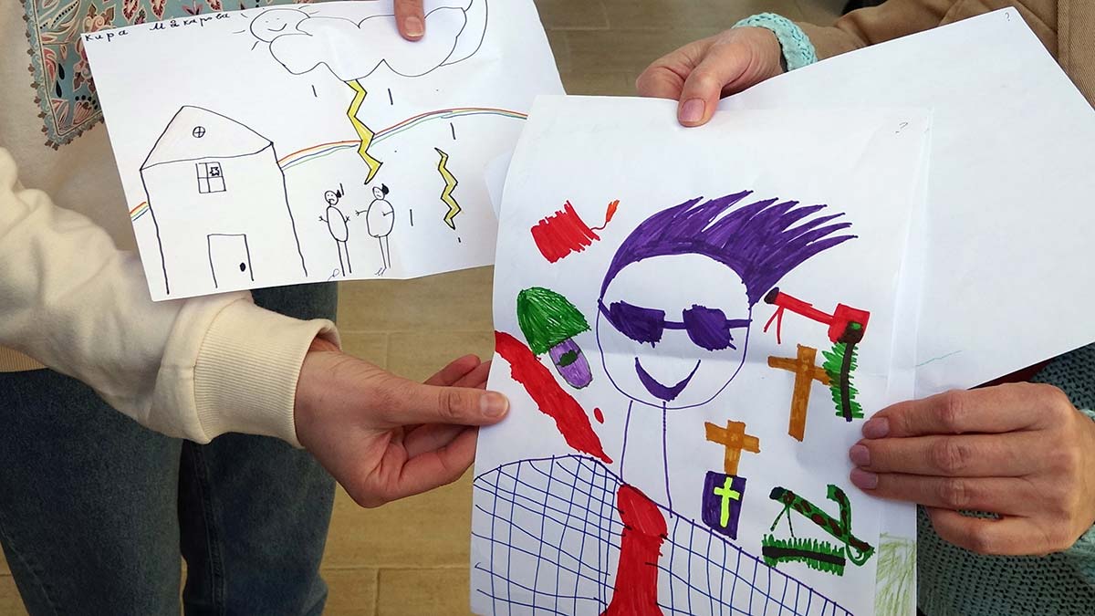 Ukraynalı çocukların resimlerinde mezar, kan var