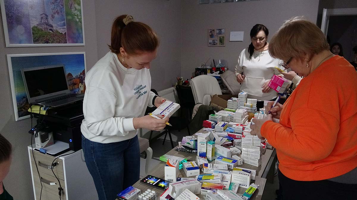 Ukraynalılar savaştaki ülkelerine ilaç gönderdi