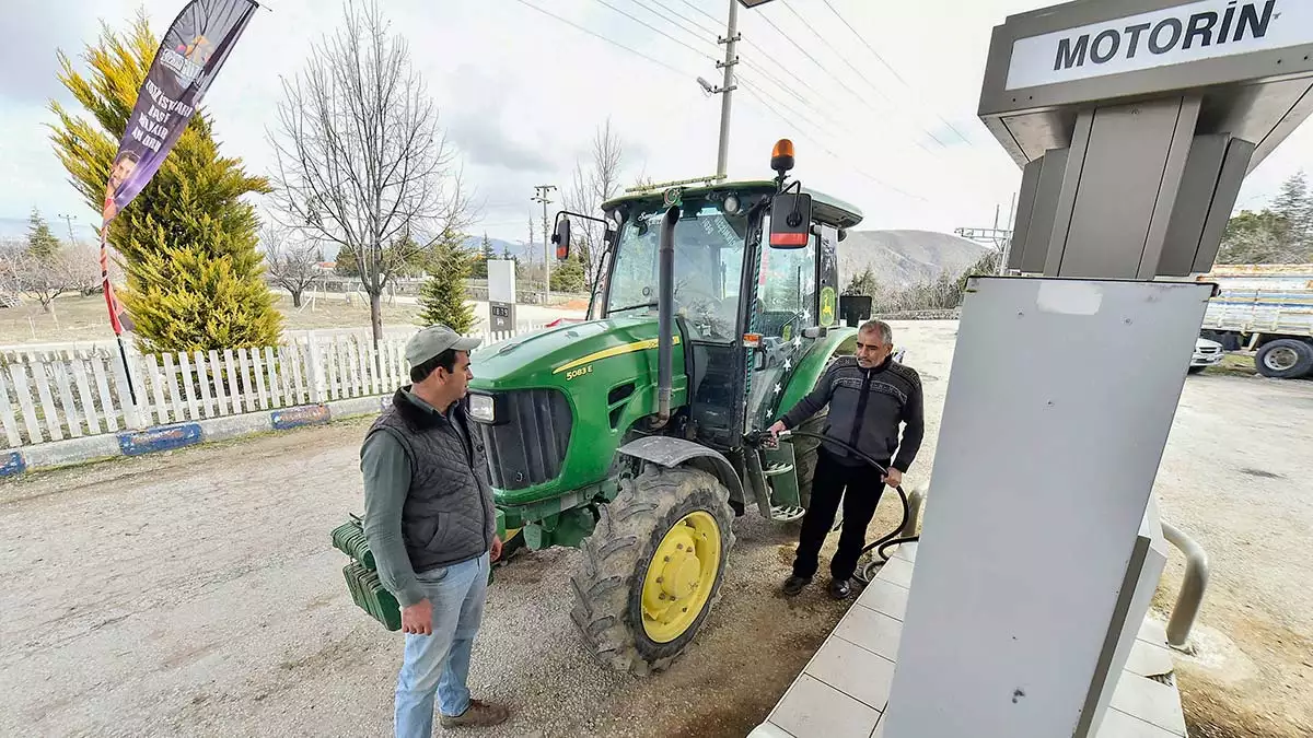 Ankara büyükşehir belediyesi'nin hayata geçirdiği kırsal kalkınmaya yönelik proje kapsamında mazot desteği çiftçinin yüzünü güldürüyor.