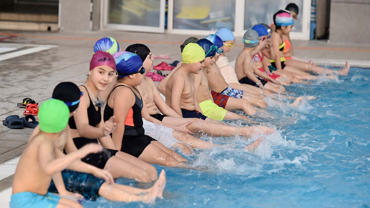 İşitme engelli çocuklar için yüzme kursu