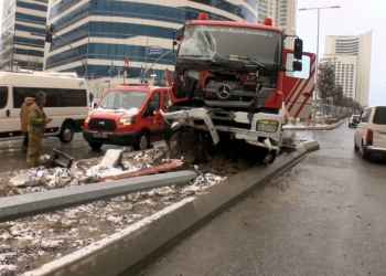 Yangın ihbarına giden itfaiye aracı kaza yaptı