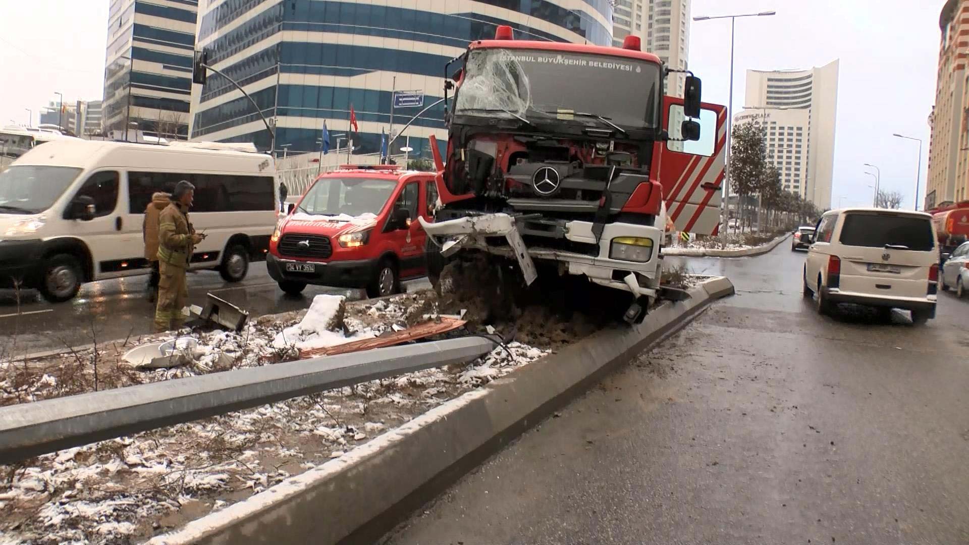 Yangın ihbarına giden itfaiye aracı kaza yaptı