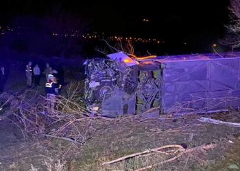 Yolcu otobüsü devrildi: 1 ölü, 33 yaralı
