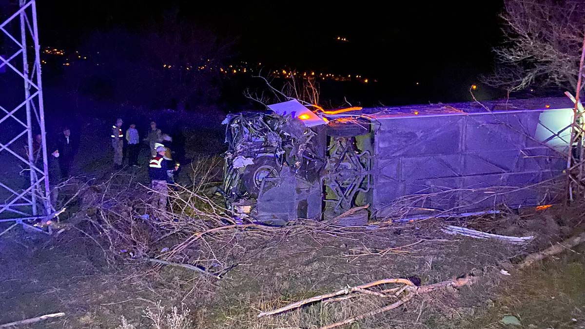 Yolcu otobüsü devrildi: 1 ölü, 33 yaralı