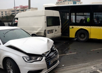 Yolu kapatan İETT otobüsüne iki araç çarptı