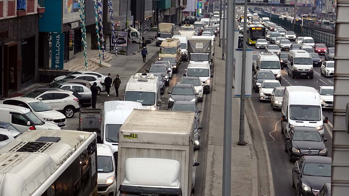 Yolu kapatan İETT otobüsüne iki araç çarptı