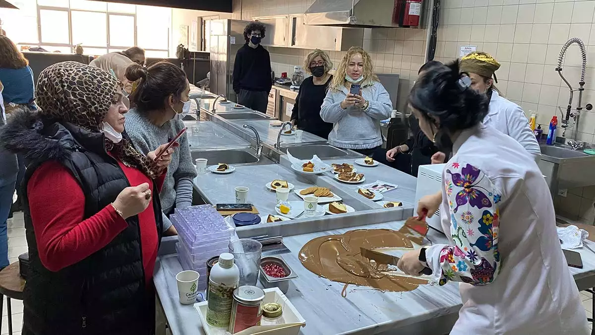 Evlerinde yeni dönem meslek eğitimleri tüm hızıyla devam ederken, çankayalıların yoğun ilgi gösterdiği kursların başında gelen pastacılık eğitiminde sıra çikolataya geldi.