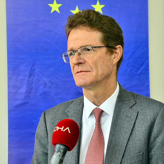 Avrupa Birliği (AB) Türkiye Delegasyonu Başkanı Büyükelçi Nikolaus Meyer Landrut, Avrupa'nın bugüne kadar Rusya'ya görülmemiş yaptırımlar uyguladığını belirterek, "Avrupa olarak Ukrayna'ya olan desteğimiz devam edecek ve aynı şekilde Rusya'ya da bu saldırılarına son vermesi için baskılarımızı sürdüreceğiz" dedi.