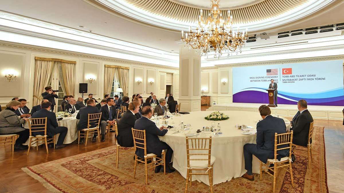 Türkiye Odalar ve Borsalar Birliği (TOBB) Başkanı Rifat Hisarcıklıoğlu, ABD'li yatırımcıları Türkiye'yi yatırım ve ticaret üssü olarak değerlendirmeye davet etti.