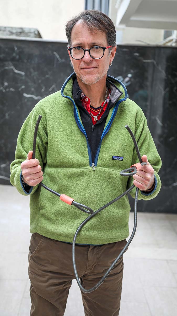 Antalya'da 10 yıldır yerleşik yaşayan ABD'li Bryan Keith'in (52) dünyayı dolaştığı bisikleti evinin bodrum katından çalındı.