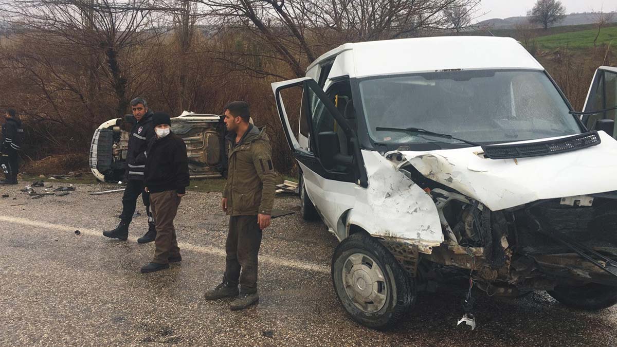 Öğretmenleri taşıyan servis minibüsü kaza yaptı