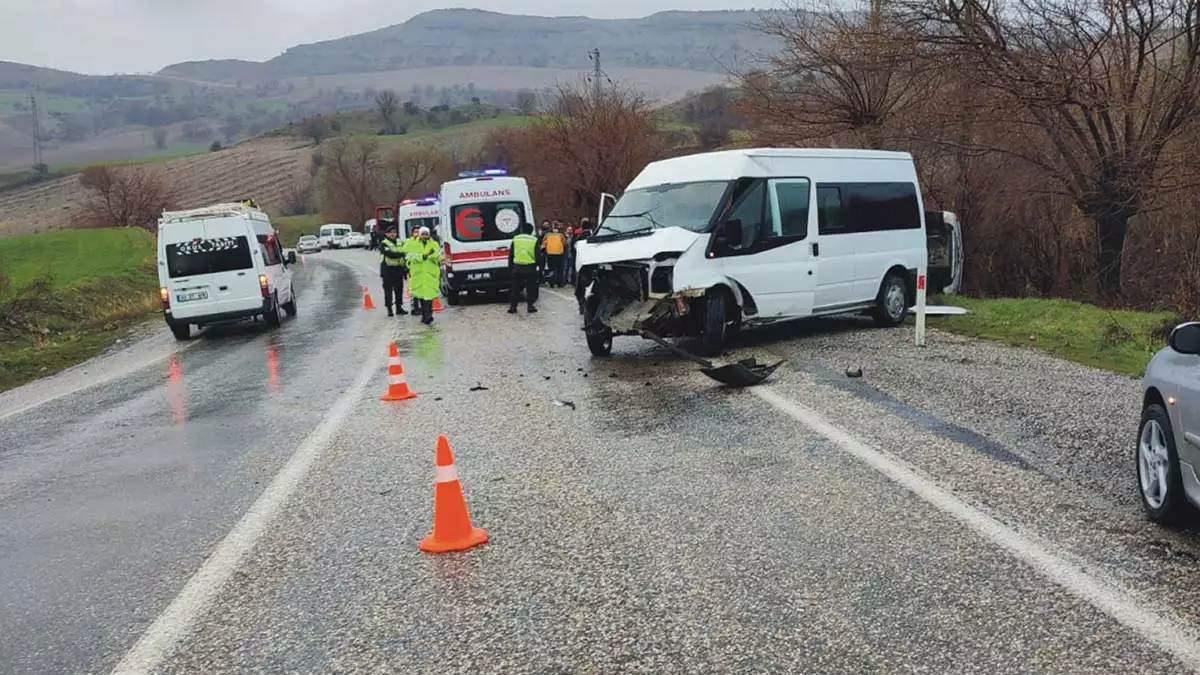 Öğretmenleri taşıyan servis minibüsü kaza yaptı