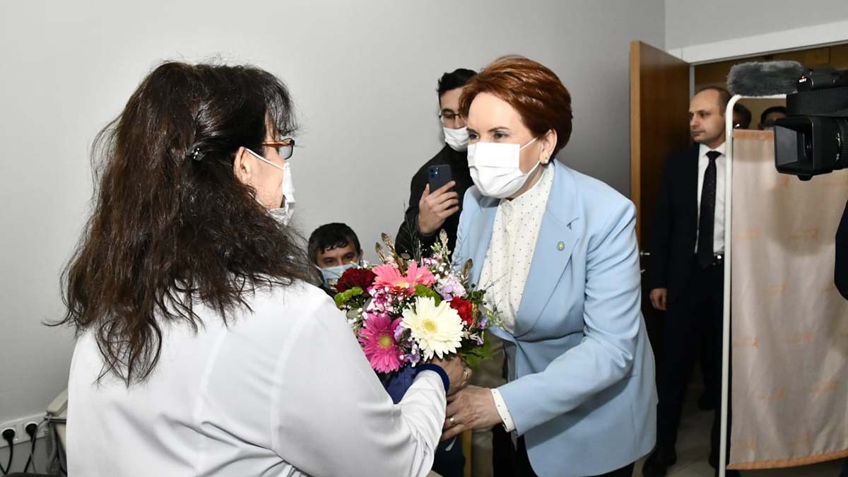 Akşener sağlık çalışanlarını ziyaret etti
