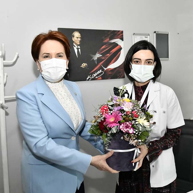Akşener, sağlık çalışanlarını ziyaret etti
