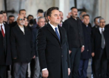 Ali Babacan Anıtkabir özel defterini imzaladı