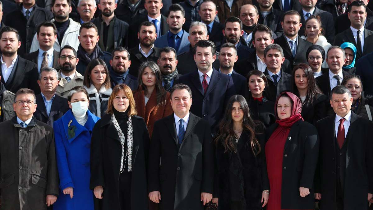 Ali Babacan Anıtkabir özel defterini imzaladı