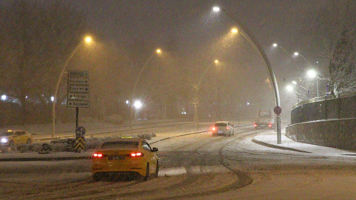 Başkent'te kar yağışı kenti beyaza bürüdü. Beyaz örtüyle kaplanan yollarda görüş mesafesi kısalırken sürücüler zor anlar yaşadı.