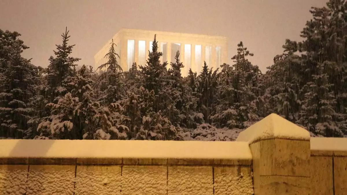 Başkent'te kar yağışı kenti beyaza bürüdü