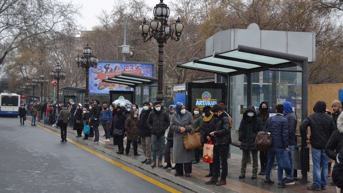 Mansur Yavaş, bugünden (10 Mart 2022 Perşembe) itibaren yaşanılan ekonomik zorluklar nedeniyle Ankara'da ÖHO ve dolmuşçular kontak kapattı açıklaması yaptı.