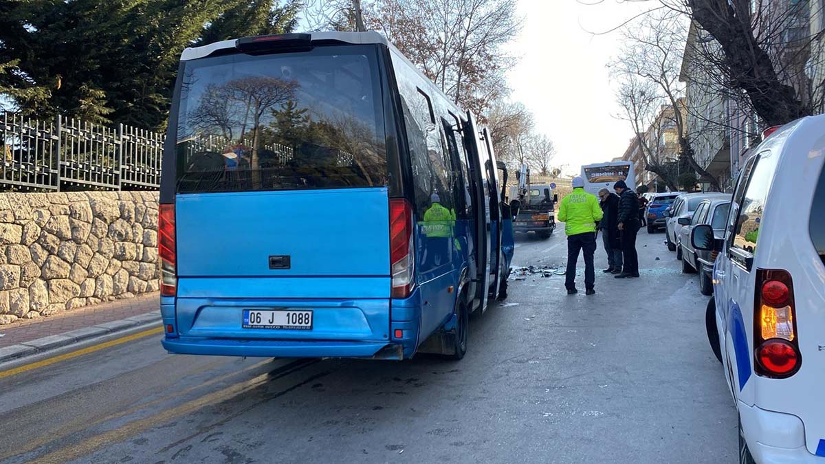 Çankaya'da yolcu minibüsü otobüse çarptı
