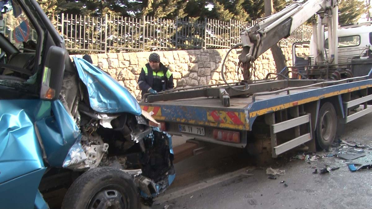 Çankaya'da yolcu minibüsü otobüse çarptı