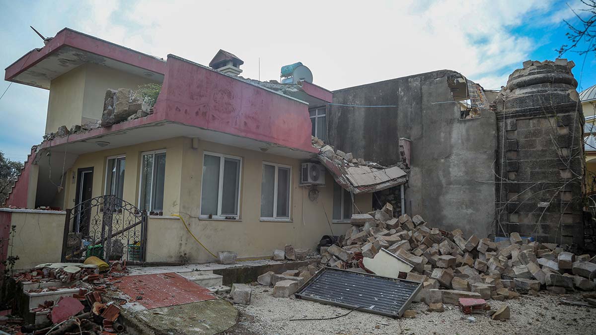 Antalya'da hortum yıktı geçti