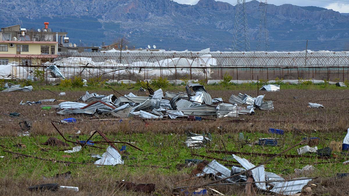 Olumsuz hava koşulları nedeniyle Antalya'da hortum yıktı geçti, çok sayıda ev ve sera alanı zarar gördü.