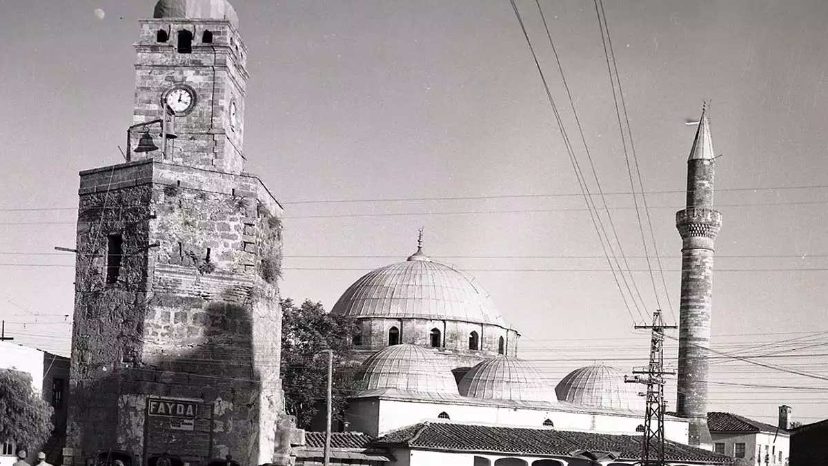 Antalya'nın en önemli sembollerinden, bizans dönemine ait burçlar üzerine 1900'lü yılların başında inşa edilen saat kulesi'nde restorasyon çalışması başladı.