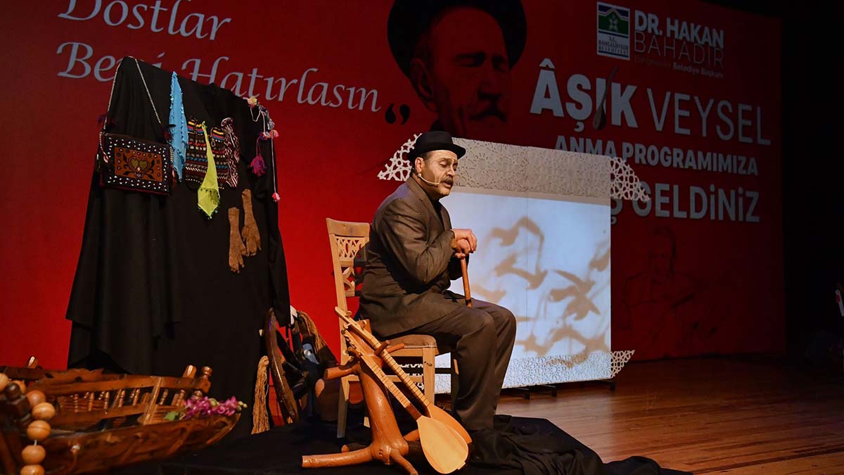 “Dostlar Beni Hatırlasın” diyen halk ozanı Aşık Veysel ölümünden 49 yıl sonra da unutulmadı. Bahçelievler Belediyesi’nin ev sahipliğini yaptığı “Aşık Veysel’in Evrensel Değerleri Kuşatan Hayatı” isimli program ile Aşık Veysel'in ölüm yıl dönümü anıldı.