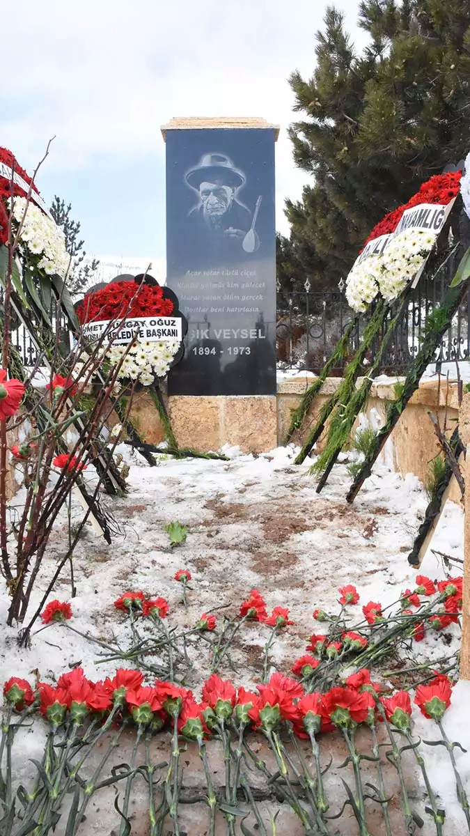 Halk ozanı aşık veysel 49'uncu ölüm yıl dönümünde, sivas'ın şarkışla ilçesine bağlı sivrialan köyündeki mezarı başında anıldı.