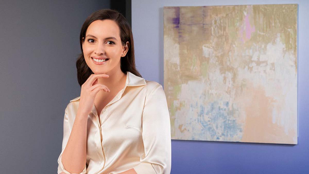 Atopik ciltlere dikkat çekmek için Bepanthol SensiDaily’nin oyuncu Leyla Feray ile yaptığı Camdaki Kız dizi entegrasyonu, markanın ‘Ten Tuval–Cildin Yolculuğu‘ sergisine ilham oldu.