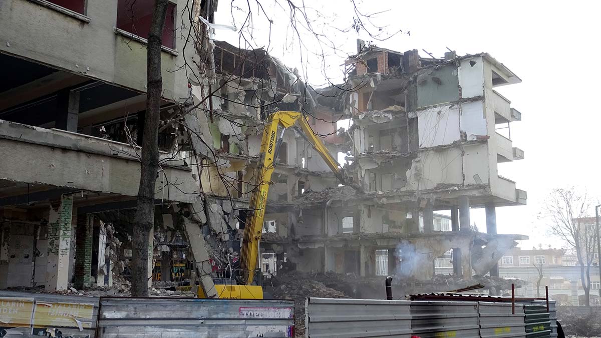 Avcılar'da bina çöktü, çevredekilerin ölümden döndüğü çökme anı kameraya yansıdı.