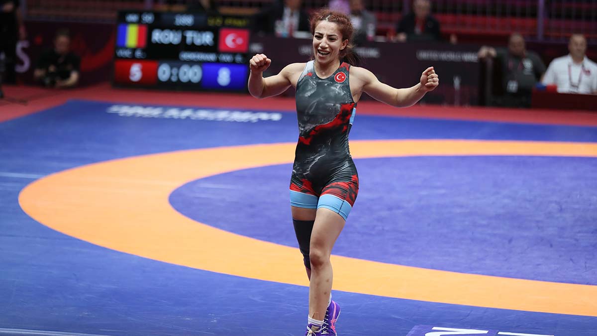 Güreş Şampiyonası'nda 2 kadın güreşçi finale yükseldi