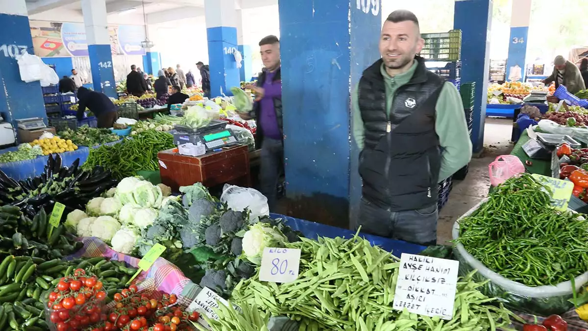 Kış döneminde sadece antalya'da bazı seralarda az miktarda üretimi olan ayşekadın fasulyenin kilosu 80 lira ile 100 arasında değişiyor.