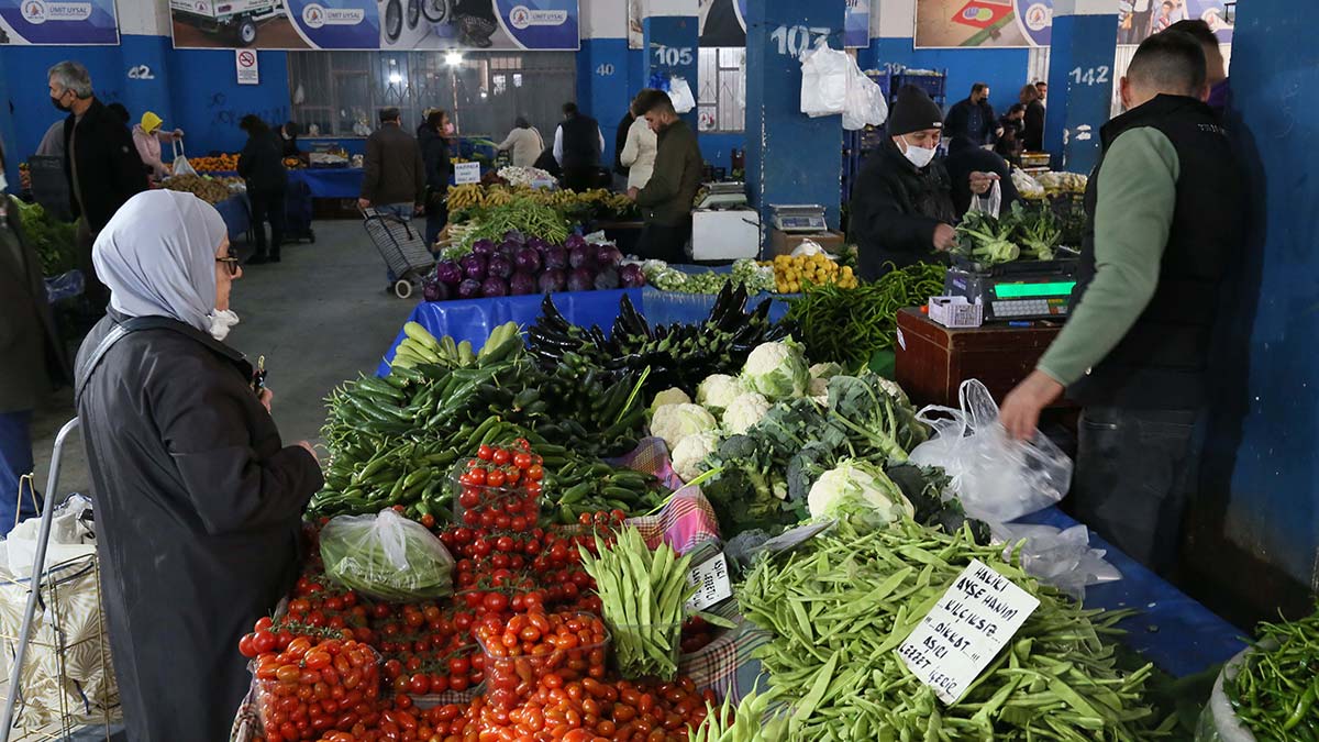 Kış döneminde sadece Antalya'da bazı seralarda az miktarda üretimi olan ayşekadın fasulyenin kilosu 80 lira ile 100 arasında değişiyor.