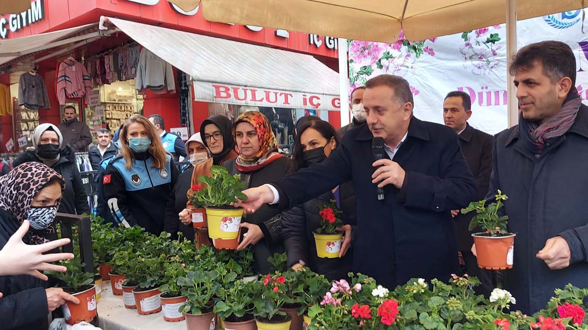 Kadınlara 10 bin sardunya dağıtıldı