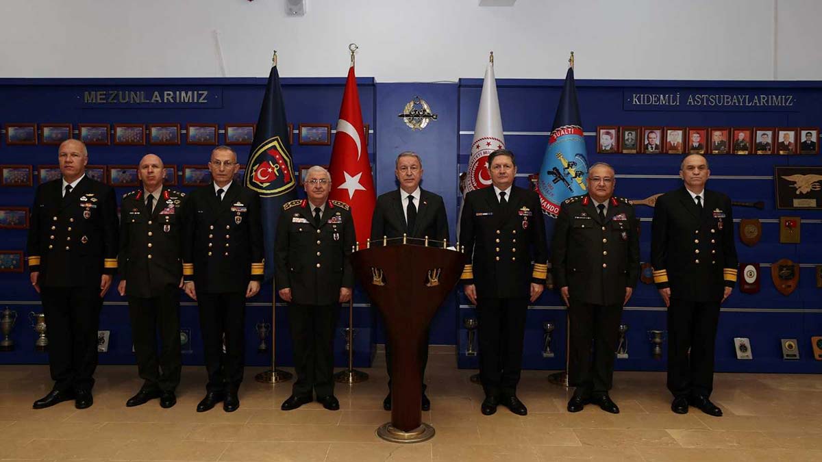 Milli Savunma Bakanı Hulusi akar, "Hava sahasının kapatılması nedeniyle iki uçağımız Borispol Havaalanı'nda bekliyor" dedi.