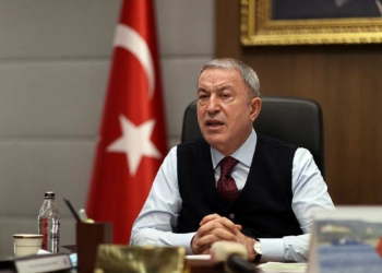 Hulusi Akar komutanlarla görüştü