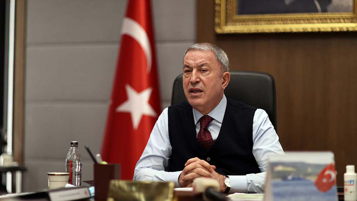 Hulusi Akar komutanlarla görüştü