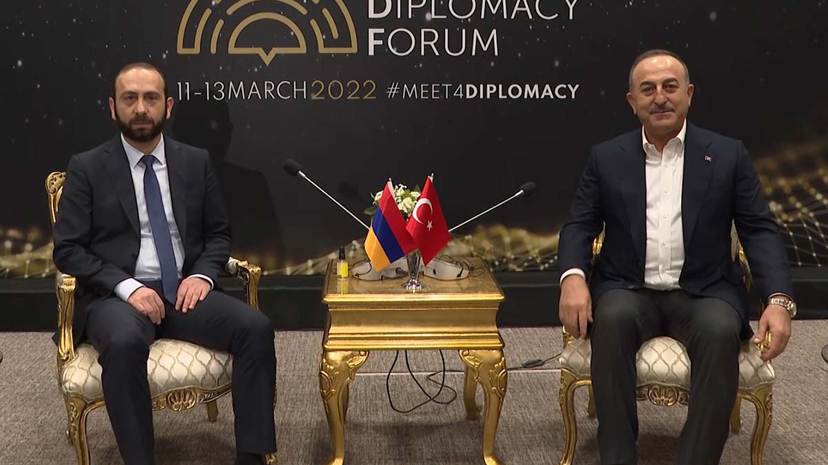 Çavuşoğlu Ermenistan Dışişleri Bakanı ile görüştü